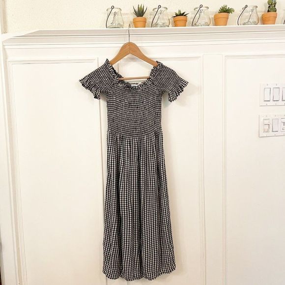 kimchi blue • smocked gingham off shoulder midi dress - Picture 4 of 8